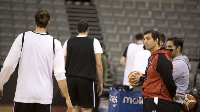 Pablo Pin prepara con sus jugadores el partido ante el Bilbao Basket