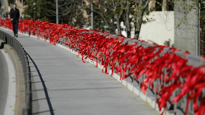 Lazos rojos con motivo de la campaña #yonomeolvido celebrada en Madrid el pasado mes de marzo.