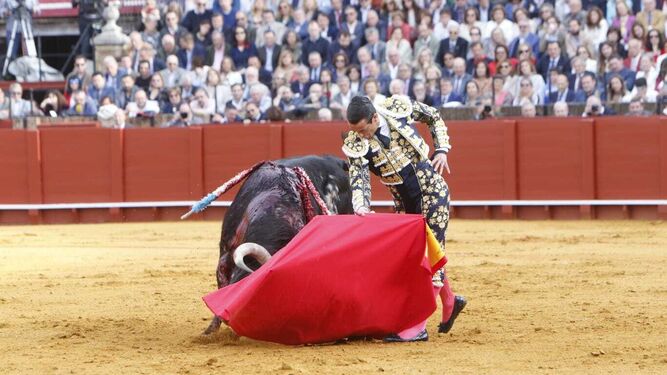 Las imágenes de la corrida de toros del Domingo de Resurrección en Sevilla