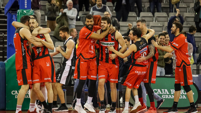 Los jugadores del Covirán celebran el gran triunfo ante el Bilbao Basket