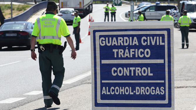 Guardia Civil de Tráfico realizando controles de alcoholemia y drogas