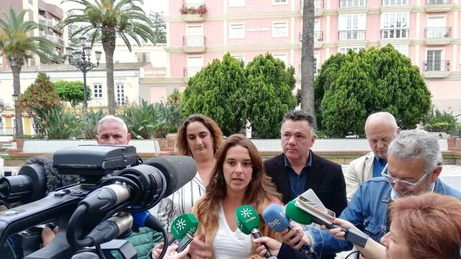 La coportavoz de Podemos y candidata número uno por Cádiz al Congreso por Unidas Podemos, Noelia Vera, atendiendo a los periodistas en la Línea de la Concepción este martes