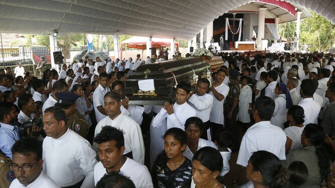 Los funerales por algunas de las víctimas de Sri Lanka.