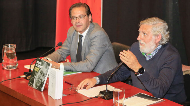 Andrés Cárdenas, a la derecha, pronuncia su conferencia sobre Alcántara.