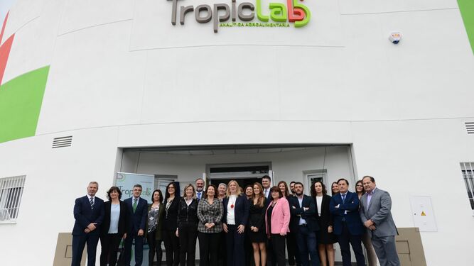 Carmen Crespo, en las instalaciones a Tropiclab junto a sus responsables