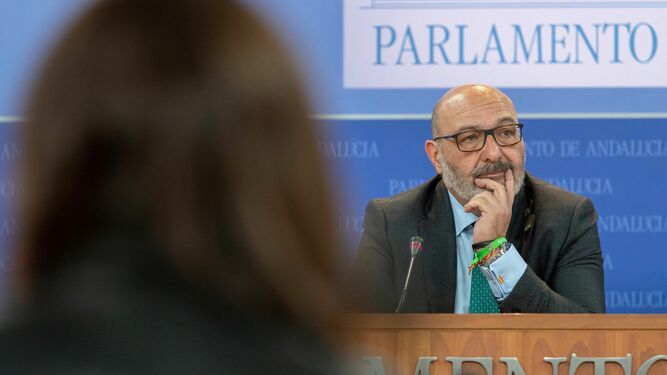 El portavoz de Vox , Alejandro Hernández , durante la rueda de prensa.
