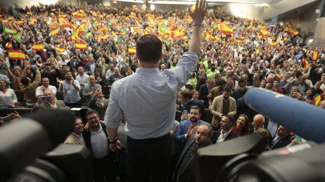 Santiago Abascal saluda a los 3.500 simpatizantes que se han reunido en el mitin de Fibes