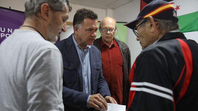 Julio Rodríguez, Juan Antonio Delgado y Anton Haidl Dietlmeier (de i. a d.), junto a un simpatizante en la sede de Podemos San Fernando.
