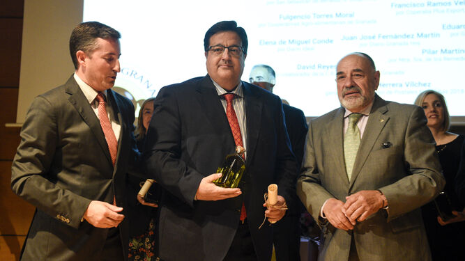 Juan José Fernández, redactor Jefe, recoge el galardón entregado a Granada Hoy de manos de Gustavo Ródena y Víctor López