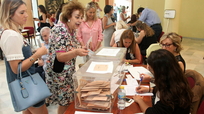 Votación en un colegio electoral de la capital onubense, en los anteriores comicios generales.