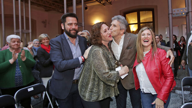 Fernando Grande-Marlaska besa a María Jesús Castro en presencia de Fran González e Irene García, ayer por la tarde en Cádiz