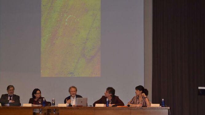 Georges Didi-Huberman, en el centro, en plena conferencia.