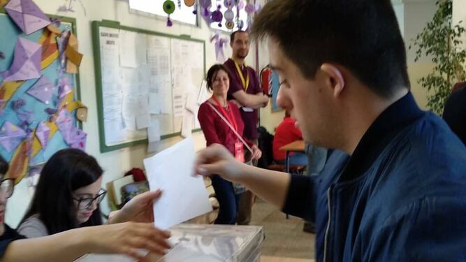 Antonio, un joven con Síndrome de Down, votando hoy en Granada