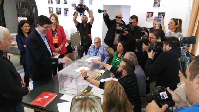 Juan Marín, líder de Ciudadanos en Andalucía y vicepresidente de la Junta, votando el pasado domingo en Sanlúcar.