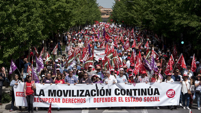 La marcha del 1 de Mayo recorrió el centro de la capital por la calle Gran Vía y culminó en Puerta Real.