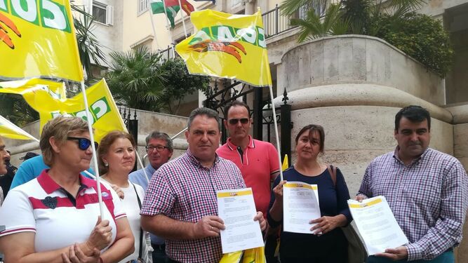El sindicato Coag Almería a su entrada a la Subdelegación del Gobierno para registrar la petición de reducción.