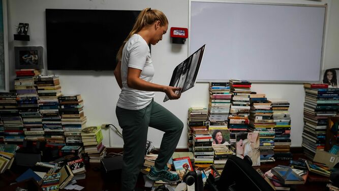 Lilian Tintori, esposa de Leopoldo López, recorre su casa de Caracas, allanada y robada.