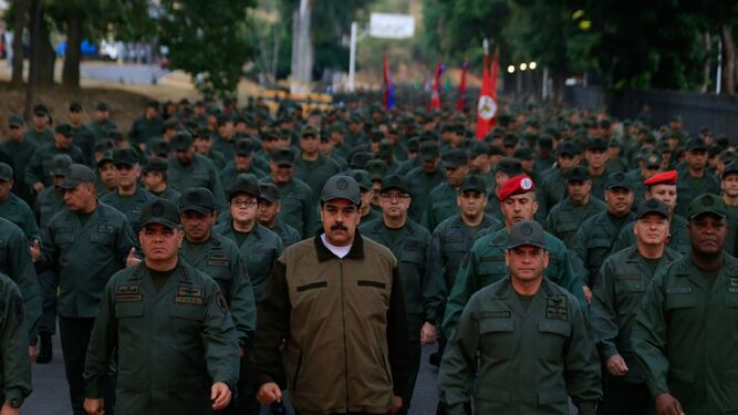 Nicolás Maduro, en el centro de la imagen, en un acto con militares en Caracas.