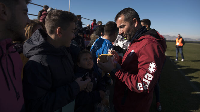 Diego Martínez le firma un autógrafo a un joven aficionado en un entrenamiento a puertas abiertas.