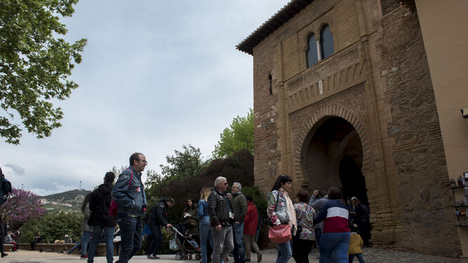 Imagen de visitantes en la Alhambra