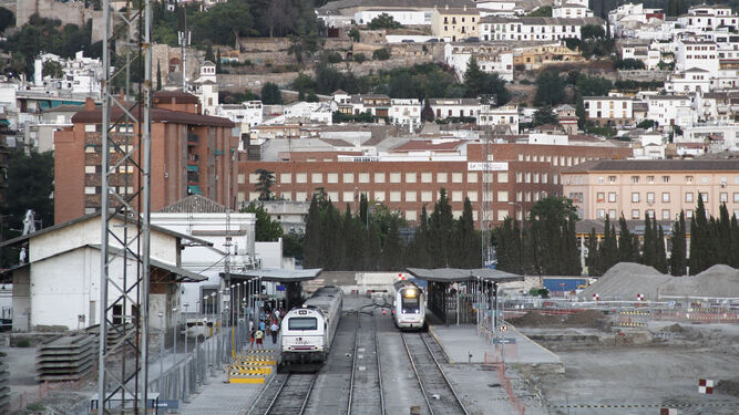 Dos trenes de ancho ibérico, un Talgo y un Serie 599, en la Estación de Granada antes de su remodelación