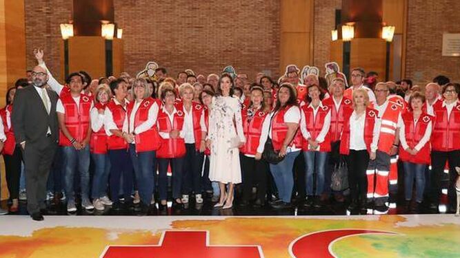 La Reina posa con los voluntarios de la Cruz Roja en Zaragoza