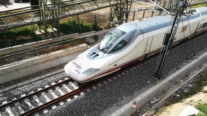 Un tren AVE de la Serie 112 realiza un trayecto de pruebas en Granada