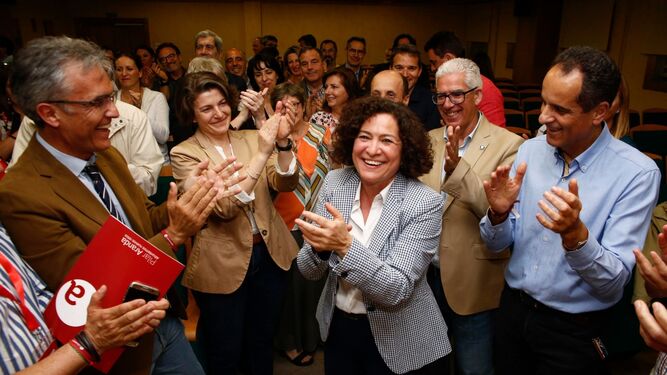 Pilar Aranda celebra con su equipo el resultado electoral.