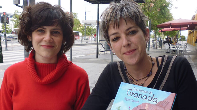Estefanía Abril, editora, y Ana Burgos Baena, ilustradora de la obra 'Las ruinas de Granada'.