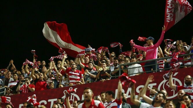 Los seguidores rojiblancos celebran la victoria final ante el Tenerife.