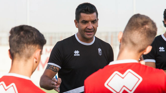 Rubén Torrecilla se dirige a sus jugadores durante una sesión de entrenamiento.