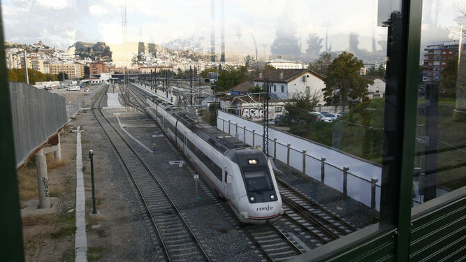 Tren de tipo convencional de Media Distancia con destino a Almería sale de Granada