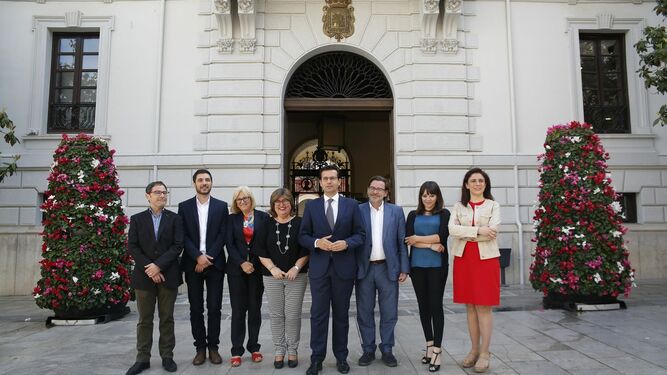 Paco Cuenca junto a los siete concejales que le han acompañado en estos últimos tres años