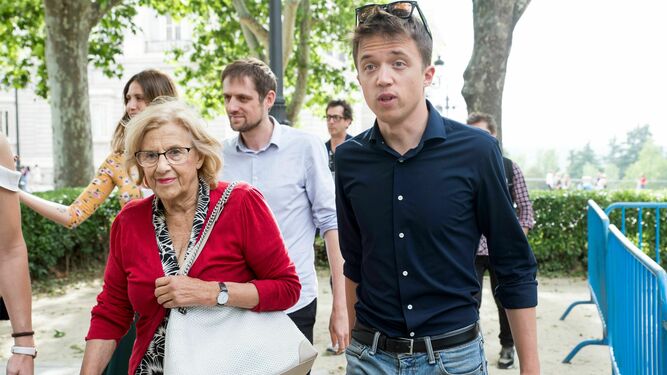 Manuela Carmena e Íñigo Errejón caminan antes de un acto electoral en Madrid.