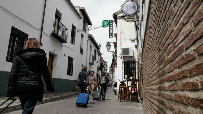 Turistas y habitantes se mezclan en la calle Panaderos