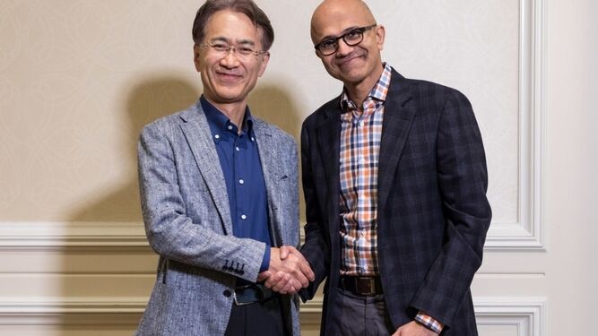 Los dirigentes de Sony y Microsoft, Kenichiro Yoshida y Satya Nadella, se dan la mano tras el acuerdo.