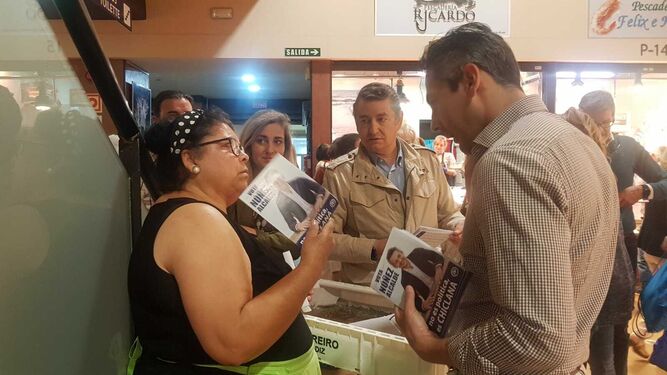 Andrés Núñez y Antonio Sanz durante el reparto electoral en el Mercado de Abastos.