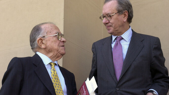 Raúl  Morodo conversa con el ex secretario general del Partido Comunista, Santiago Carrillo.