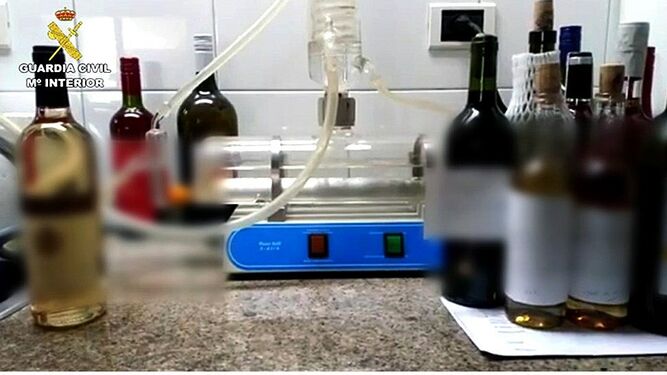 El SEPRONA detiene en varias provincias a 4 personas e investiga a otras 6 por su supuesta pertenencia una organización delictiva dedicada al embotellamiento y venta de vino de manera masiva.