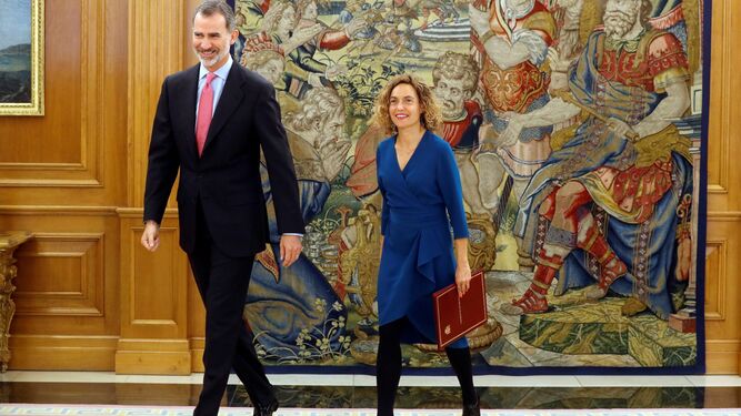 El rey Felipe VI junto a la presidenta del Congreso, Meritxell Batet, quien le ha comunicado  la composición de la Cámara en la XIII legislatura, este miércoles en el Palacio de La Zarzuela.