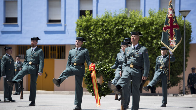 Agentes de la Guardia Civil portan una corona en homenaje a los caídos durante la celebración del 175 aniversario.