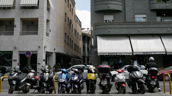 Ciclomotores estacionados en la calle San Ant&oacute;n