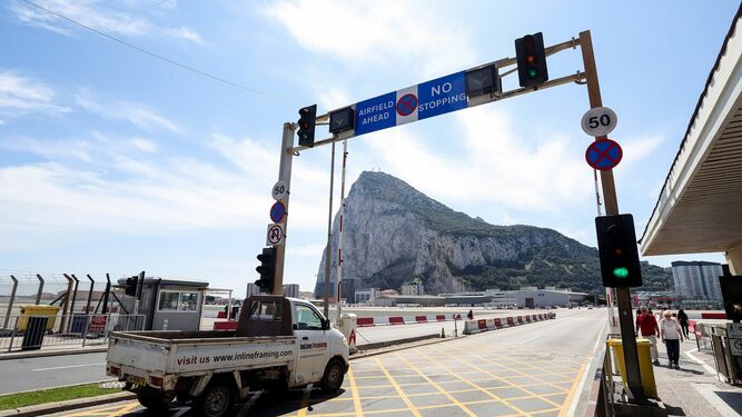 Una camioneta se dispone a pasar por la pista del aeropuerto de Gibraltar