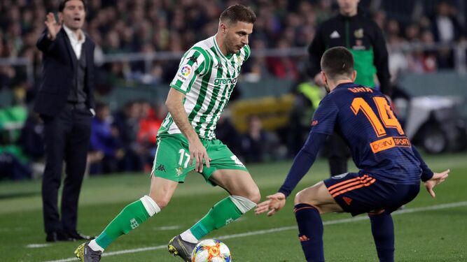 Joaquín intenta desbordar a un jugador del Valencia en el partido de Copa en el Villamarín