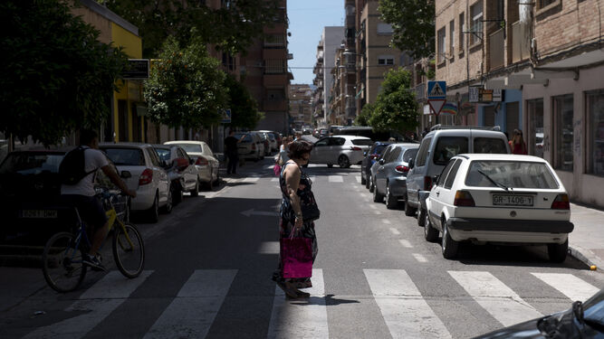 Una mujer cruza la calle Bernarda Alba, junto a la Avenida Dons Bosco