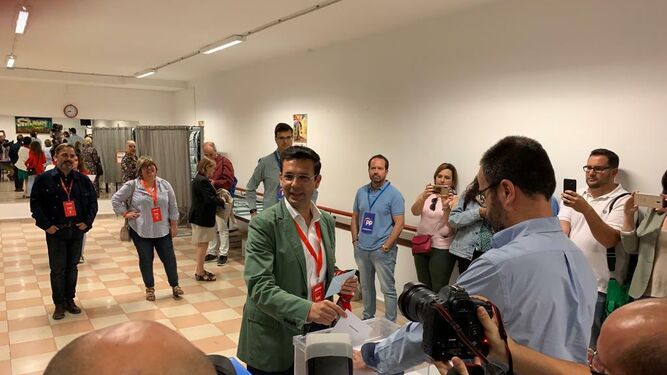 Francisco Cuenca (PSOE) deposita su voto en el colegio ubicado en el Centro de Día Agustina de Aragón.