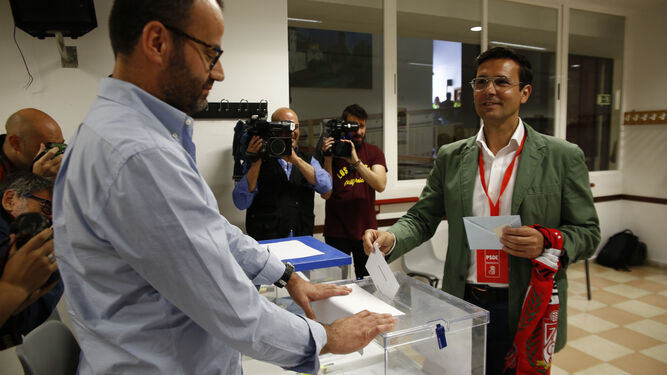 Jornada electoral: Los candidatos a la Alcald&iacute;a de Granada votan