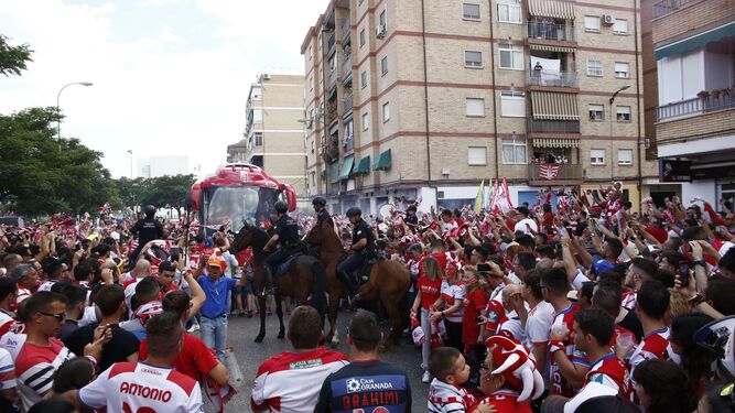 El Granada, recibido en Los C&aacute;rmenes por miles de aficionados