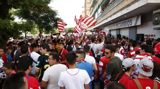 El Granada, recibido en Los C&aacute;rmenes por miles de aficionados