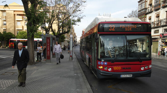 Un autobús de la línea 32, que une el Polígono Sur con la plaza del Duque, en la parada de la plaza de Ponce de León.